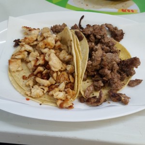 tacos de pollo y bistec