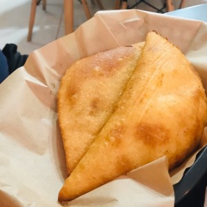 Empanada de pabellon y queso