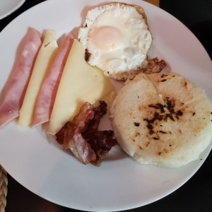 Desayuno americano, pero con arepa