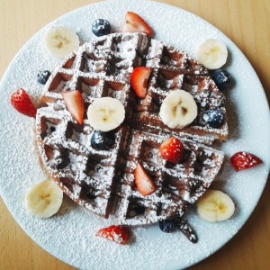 Waffles con nutella y frutos rojos