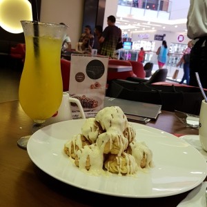 Profiteroles cn chocolate blanco y jugo maracuya