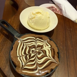 Galleta de brownie con helado