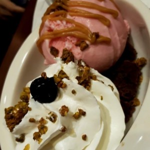 Helado de fresa con brownie y toques de pistacho