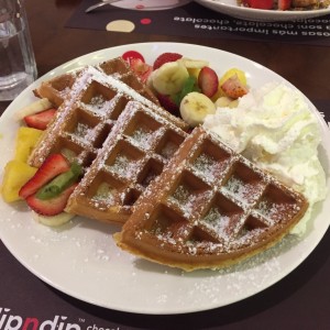 waffle con frutas 