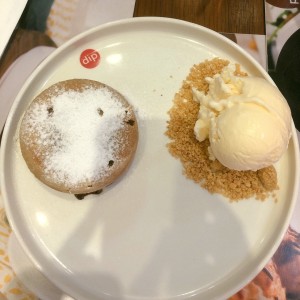 pan de guineo con dulce de leche y helado