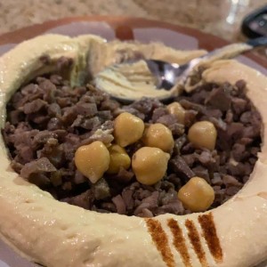 hummus con cordero