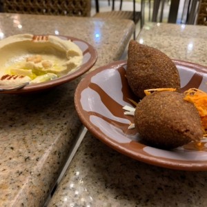 Kibbe y hummus