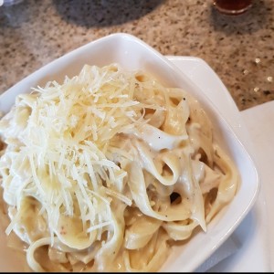 pasta con salsa alfredo y pollo