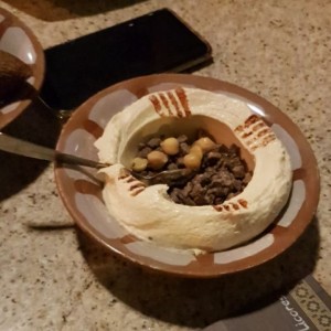 hummus con cordero