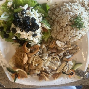 Shawarma de Pollo con Ensalada Griega y Arroz 