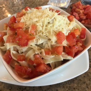 Fettucine con Pollo y Extra de Tomates