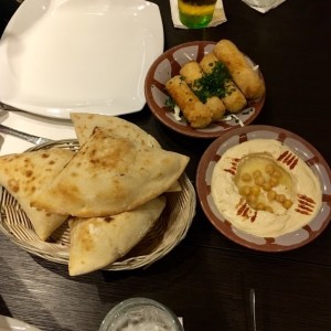 sambousek de queso, hummus y pan pita