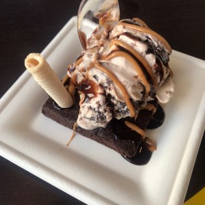 Brownie con helado