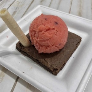 Brownie con helado de fresa