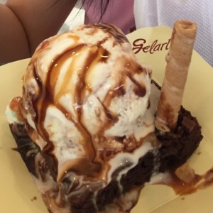 helado de caramelo com brownie