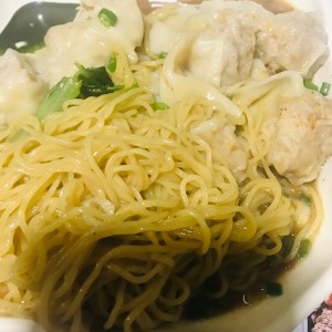 noodles con wantones en salsa revuelto