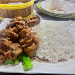 Arroz con Tofu Fermentado y Patitas de Puerco