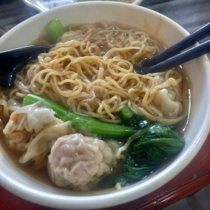 sopa de wanton con camaron