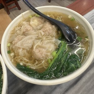 Sopa de wanton de puerco con fideo de arroz