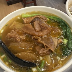Sopa de falda con fideo de arroz