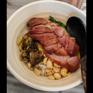 Fideos de arroz con puerco asado y vegetales agrios 
