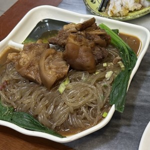 Patita de puerco con fideo de yuca 