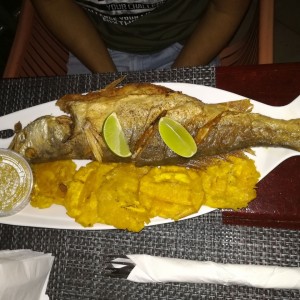 Pescado Entero con Patacones