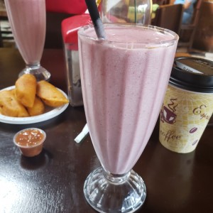 batido de fresa en leche.