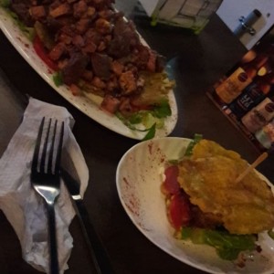 Picada mixta y chorizos artesanales con patacon