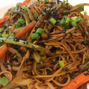 chow mein de vegetales 