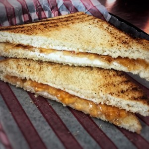 Tostadas con queso crema y mermelada