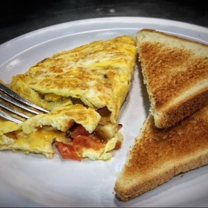 Omelette - Vegetales y cheddar