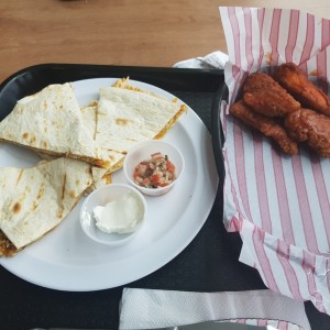 quesadilla y chicken tenders