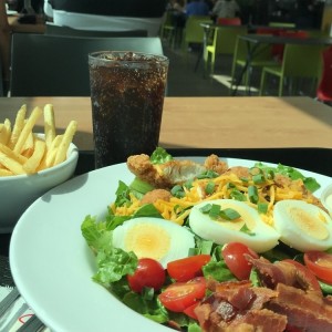 ensalada cobb con pollo crispy y papas fritas