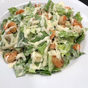 ensalada cesar de camarones