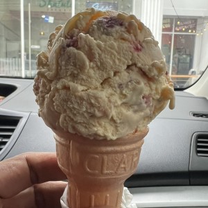 Helado de maracuyá con fresas