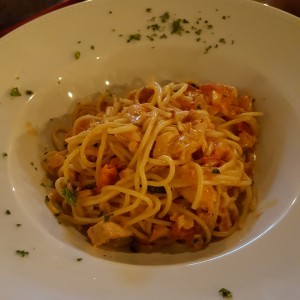 Pasta en salsa rosada con pollo