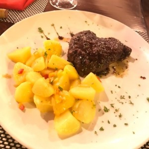 filete de res con papas salteadas