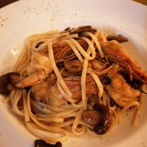 pasta con angostinos y hongos