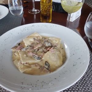 Ravioli relleno de Pollo en salsa Blanca con tocino y hongos