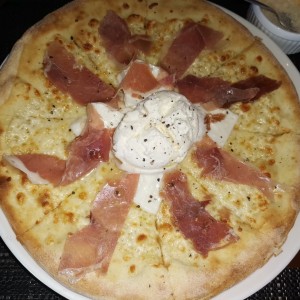 Pizza sole mio( Prosciutto, burrata, Aceite de truffa) 