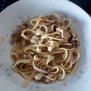 fetuccini con.pollo y hongos