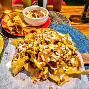 nachos y queso fundido