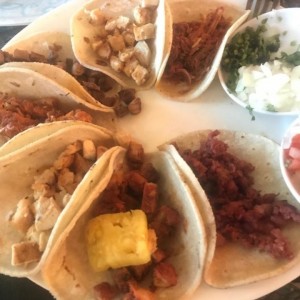 Variado de tacos para compartir