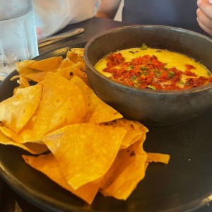 Queso fundido con chorizo