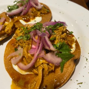 tostadas de carnitas