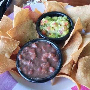 Totopos con guacamole y frijoles