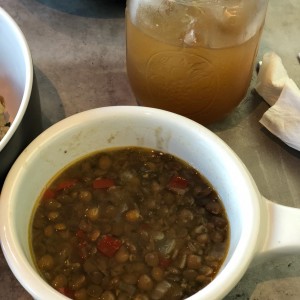 Sopa de lentejas y jugo de tamarindo