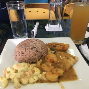 Camarones y Filete de pescado con arroz con coco