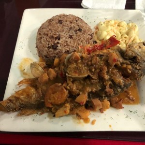 Corvina entera a lo macho, con ensalada y arroz con coco y frijoles